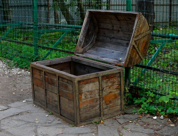 Vintage Kute Przez Różne Zwierzęta Klatki Piersiowej Zielonym Tle — Zdjęcie stockowe