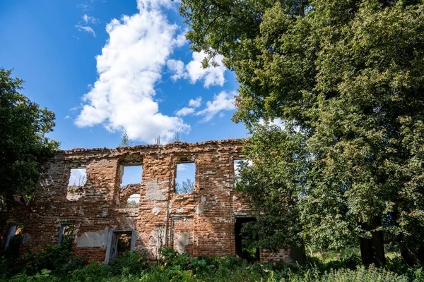 Ruïnes Van Een Oud Herenhuis Tussen Groene Bomen Tegen Een — Stockfoto