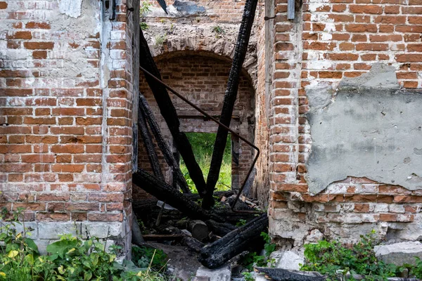 Ruïnes Van Een Oud Herenhuis Tussen Groene Bomen Tegen Een — Stockfoto