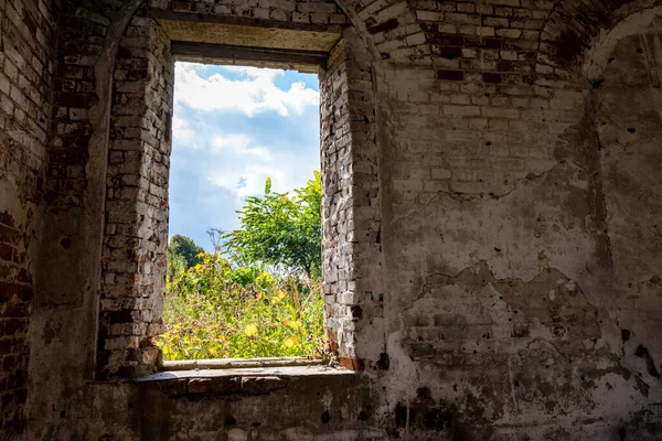 Ruines Vieux Manoir Parmi Les Arbres Verts Contre Ciel Bleu — Photo