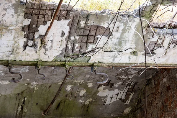 Ruïnes Van Een Oud Herenhuis Tussen Groene Bomen Tegen Een — Stockfoto