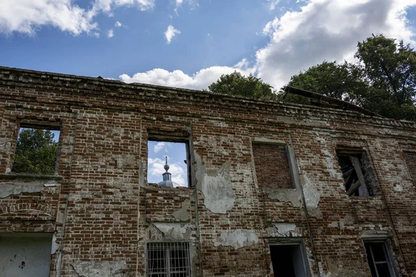 Ruïnes Van Een Oud Herenhuis Tussen Groene Bomen Tegen Een — Stockfoto