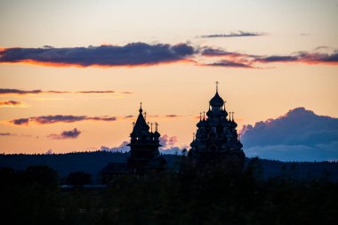 Gölün arka planında, gün doğumunda adadaki klasik kiliseler