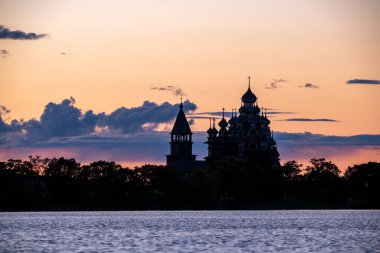 Gölün arka planında, gün doğumunda adadaki klasik kiliseler