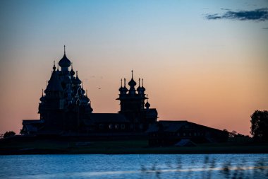 Gölün arka planında, gün doğumunda adadaki klasik kiliseler