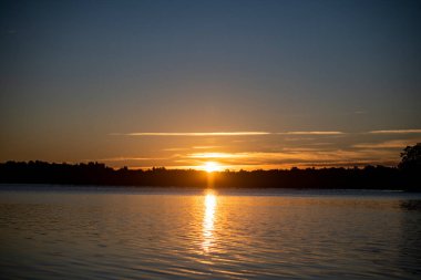 Gölün arka planında, gün doğumunda adadaki klasik kiliseler