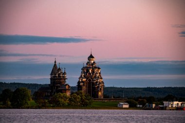 Gölün arka planında, gün doğumunda adadaki klasik kiliseler