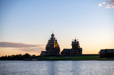 Gölün arka planında, gün doğumunda adadaki klasik kiliseler