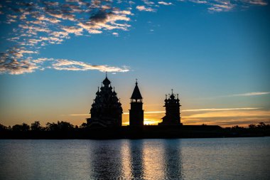 Gölün arka planında, gün doğumunda adadaki klasik kiliseler