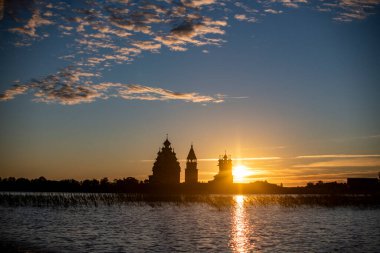 Gölün arka planında, gün doğumunda adadaki klasik kiliseler