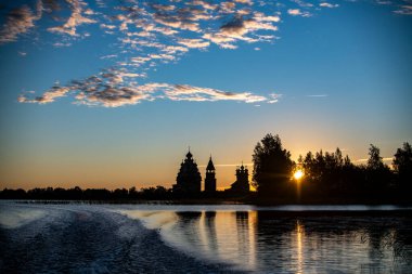 Gölün arka planında, gün doğumunda adadaki klasik kiliseler