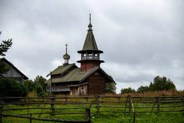 Gammal Träkyrka Mellan Träden Regnet — Stockfoto