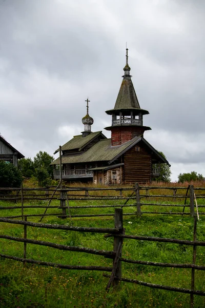 Παλιά Ξύλινη Εκκλησία Στο Νησί Ανάμεσα Στα Δέντρα Στη Βροχή — Φωτογραφία Αρχείου