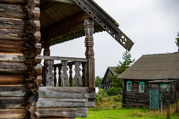 Gammal Träkyrka Mellan Träden Regnet — Stockfoto