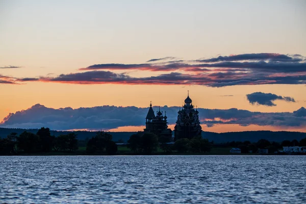 Gölün arka planında, gün doğumunda adadaki klasik kiliseler