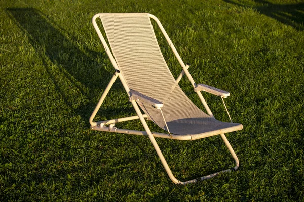 Żółty Fotel Plażowy Zielonym Trawniku — Zdjęcie stockowe