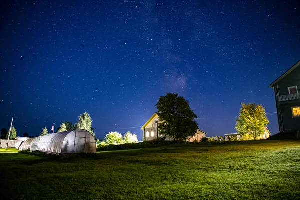 Cielo Estrellado Fondo Una Casa Césped Verde — Foto de Stock