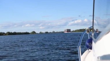 Göldeki yeşil adaların panoramik bir görüntüsü. Eski mimari binaları olan gemiler filme alınmış. 