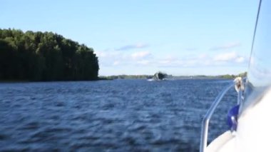 Göldeki yeşil adaların panoramik bir görüntüsü. Eski mimari binaları olan gemiler filme alınmış. 