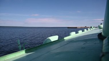 Sürat teknesi büyük gölde bir geziye çıkıyor.