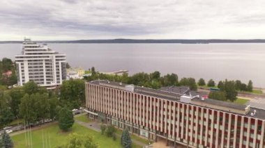 İHA 'dan çekilen göle bakan şehrin panoramik manzarası.