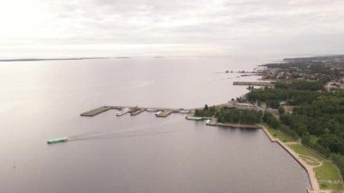 İHA 'dan çekilen göle bakan şehrin panoramik manzarası.