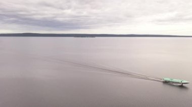 İHA 'dan çekilen göle bakan şehrin panoramik manzarası.