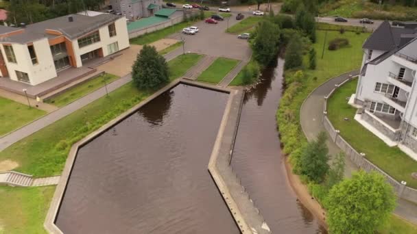 ドローンで撮影された湖を見下ろす街の堤防のパノラマビュー — ストック動画