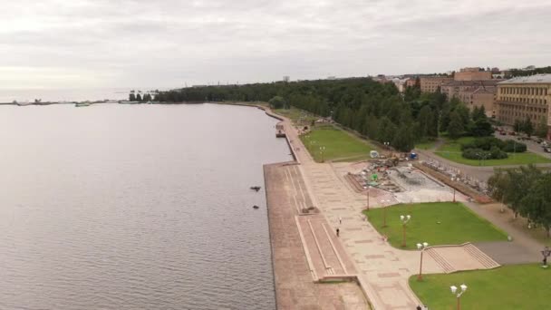 ドローンで撮影された湖を見下ろす街の堤防のパノラマビュー — ストック動画