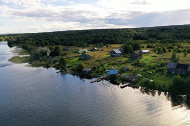 Göldeki yeşil adaların panoramik bir görüntüsü. İnsansız hava aracından çekilen antik mimari binalar.