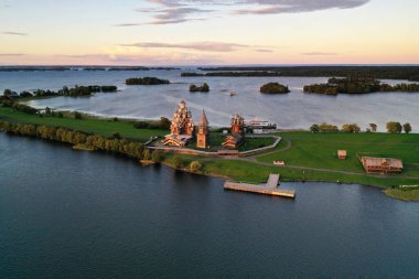 Göldeki bir adanın yeşilliğinin panoramik görüntüsü. İnsansız hava aracından çekilen antik mimari yapılar.