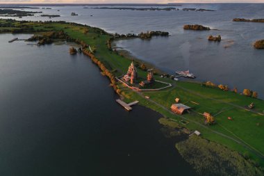 Göldeki bir adanın yeşilliğinin panoramik görüntüsü. İnsansız hava aracından çekilen antik mimari yapılar.