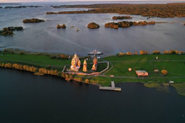 Göldeki bir adanın yeşilliğinin panoramik görüntüsü. İnsansız hava aracından çekilen antik mimari yapılar.