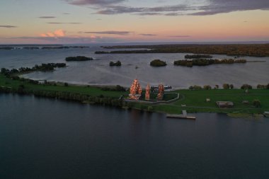 Göldeki bir adanın yeşilliğinin panoramik görüntüsü. İnsansız hava aracından çekilen antik mimari yapılar.