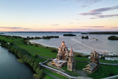 Göldeki bir adanın yeşilliğinin panoramik görüntüsü. İnsansız hava aracından çekilen antik mimari yapılar.