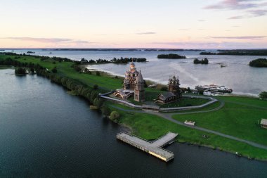 Göldeki bir adanın yeşilliğinin panoramik görüntüsü. İnsansız hava aracından çekilen antik mimari yapılar.