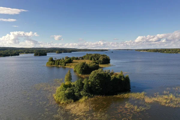 無人機から撮影された古代建築物がある湖の緑の島のパノラマビュー — ストック写真