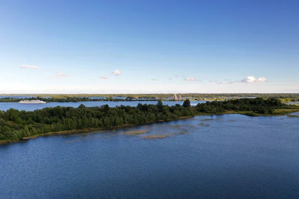 Panoramautsikt Över Gröna Öarna Sjön Med Antika Arkitektoniska Byggnader Filmade — Stockfoto