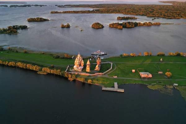 無人機から撮影された古代建築物がある湖の上の島の緑のパノラマビュー — ストック写真