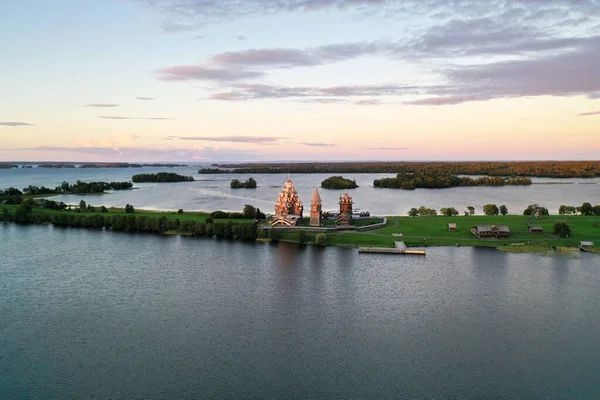 Panoramautsikt Över Grönskan Sjön Med Antika Arkitektoniska Byggnader Filmade Från — Stockfoto