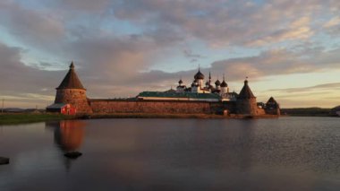 Şafak vakti göl kenarındaki antik kale bir drondan filme alındı.