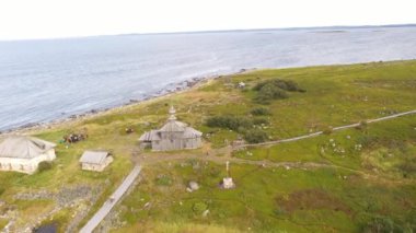 Yazın beyaz denizde ıssız bir adada eski bir kilise insansız hava aracından filme alınır.