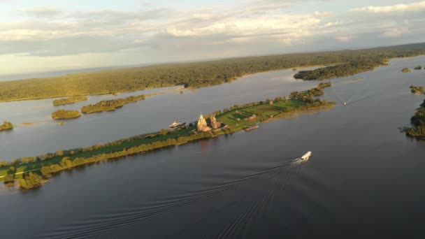 Una Vista Panorámica Las Islas Verdes Lago Con Edificios Arquitectónicos — Vídeos de Stock