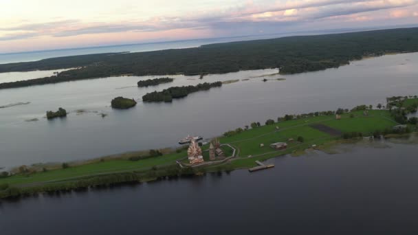 Una Vista Panorámica Las Islas Verdes Lago Con Edificios Arquitectónicos — Vídeos de Stock