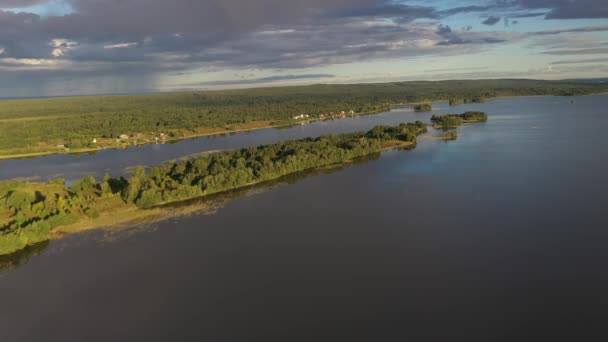 Una Vista Panorámica Las Islas Verdes Lago Con Edificios Arquitectónicos — Vídeos de Stock