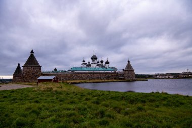 Gündoğumunda kuzey adasındaki antik taş kale.