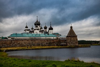 Gündoğumunda kuzey adasındaki antik taş kale.