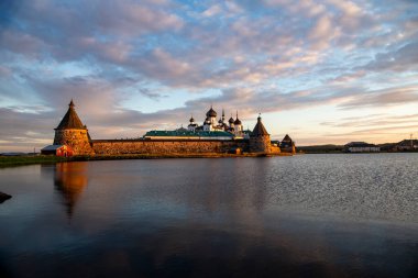 Kuzey adasında gün batımında antik taş kale