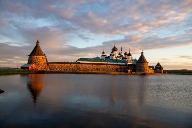Kuzey adasında gün batımında antik taş kale
