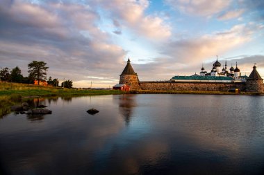 Kuzey adasında gün batımında antik taş kale